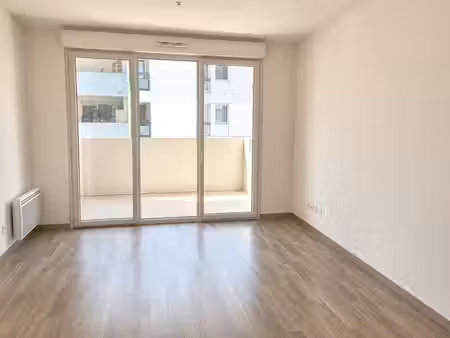 t2 avec balcon et parking à marseille