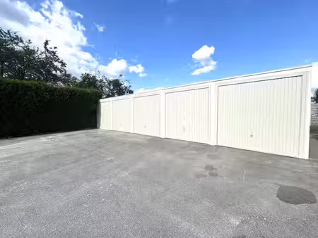 garage fermé – en retrait de la rue