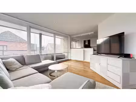 zeer ruim appartement met 4 slaapkamers en parking in tuilt!
