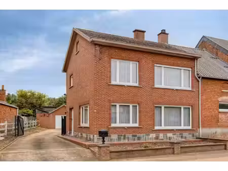 te renoveren woning met 3 slaapkamers op 11are