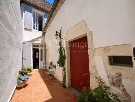 au cœur d’eymet – maison de caractère avec grange et cour plein sud