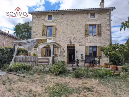belle maison de campagne indépendante en pierre  rénovée  grange et terrain attenants