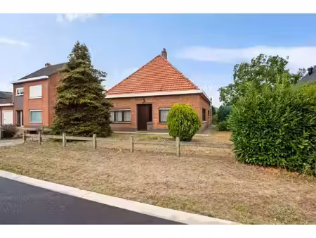 vrijstaande laagbouwwoning met tal van mogelijkheden in oelegem!