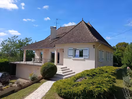 propriété de 5 chambres située à la lisière du village  offrant de jolies vues.