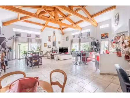 ensues la redonne ! belle maison de plein pied de type4 de 180 m² sur parcelle de terrain.