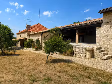 ancienne grange rénovée avec pigeonnier