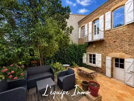 en cœur de ville  demeure familiale aux volumes exceptionnels avec jardin intime et...