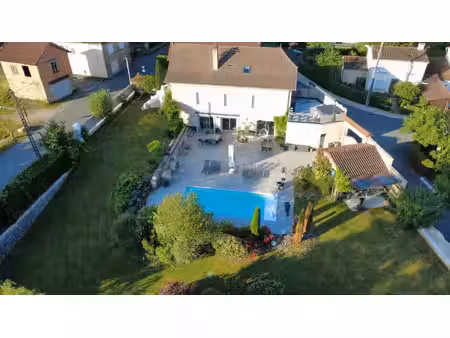 villa familiale avec piscine chauffée  spa et vue sur le châte