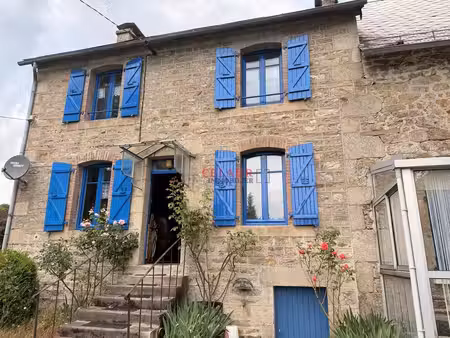 maison en pierre avec grange