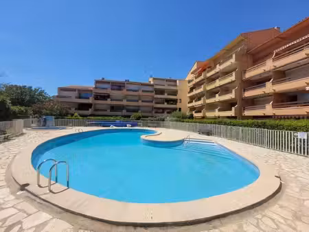 résidence avec piscine  ascenseur  studio loggia 20 08m2 carrez loggia parking