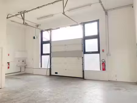 location local d'activités 228 m²