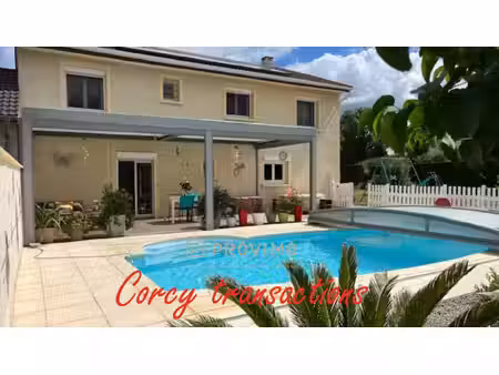 maison familiale au cœur de saint-andré-de-corcy possibilité 2 logements piscine véranda..