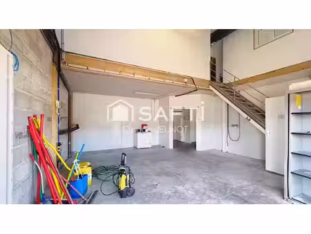 local d’activité de 301 m2