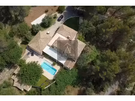 bastide provençale de 250 m2 avec dépendance de 70 m2  sous sol de 100 m2  piscine sur une