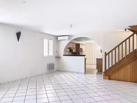 a louer - maison d'habitation dans le bourg de maillé