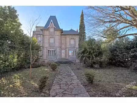agen - immeuble de caractère avec dépendance jardin et garages sur un terrain de 2600 m² e