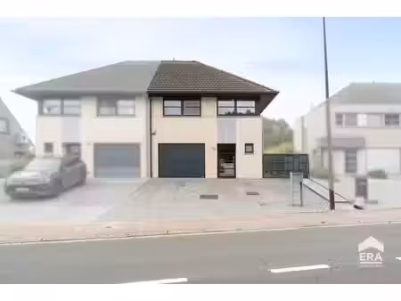 maison lumineuse avec splendide jardin aménagé et garage