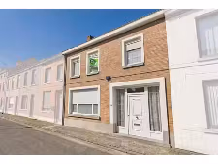 spacieuse maison 2 façades avec vaste cour et beau potentiel