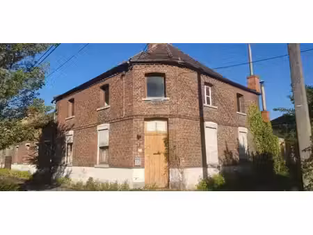 ancienne ferme à réhabiliter (façade +/- 28 mètres)