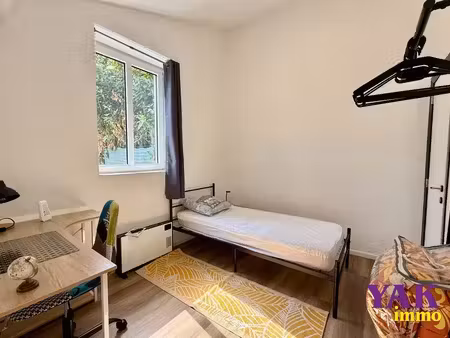 chambre meublée avec salle-de-douches privative