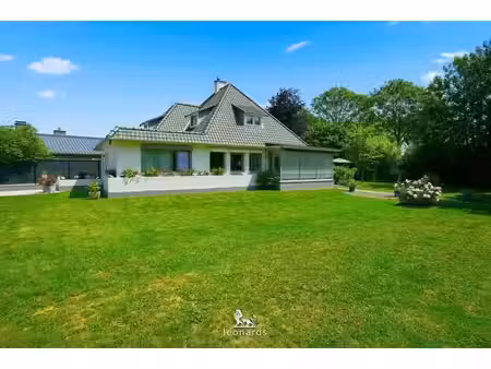 villa quatre façades entourée d'un jardin magnifique à moen
