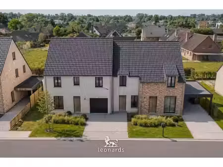 maisons de style rural à proximité du centre de waregem