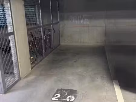 place de parking couverte dans une résidence sécurisée