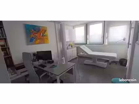 local médical rénové dans centre médical 13009