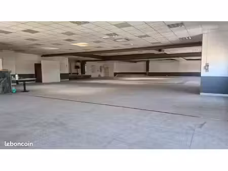 local 700 m² venelles