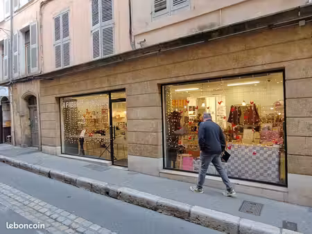 local commercial 140 m2 + caves - aix centre - 11m de vitrine - rare