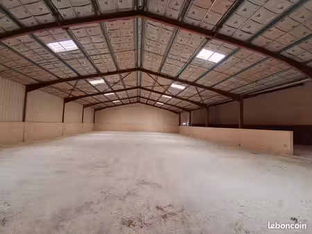 vend local de 650 m2 avec terrain