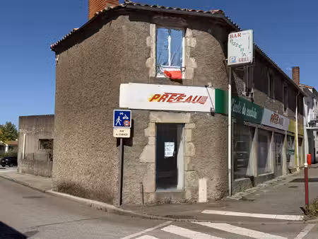 aizenay plein centre-ville  local commercial + appartement l