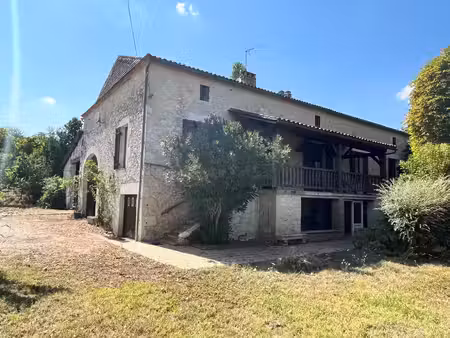 superbe bâtisse en pierre (maison et dépendances) entourée de 2ha40 de prairie  puits et m