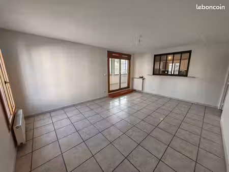 a louer appartement t3 + cave + garage dans une résidence sécurisée en plein centre de cra