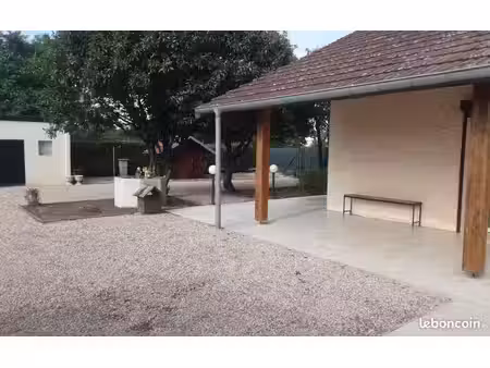 jolie maison entièrement clôturée avec plusieurs dépendances