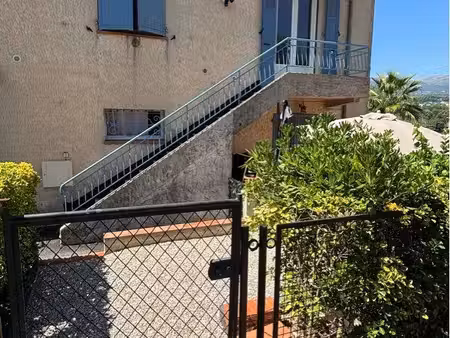 grand studio indépendant et refait à neuf