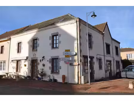 bel ensemble immobilier de 4 logements (dont 2 sont loués)  au coeur d'un petit village...