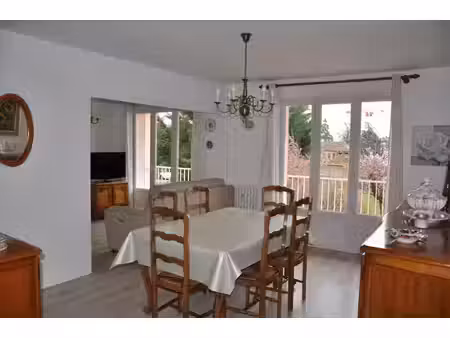 bel appartement traversant de 70 m2  avec deux grands balcons  un garage  et une cave.