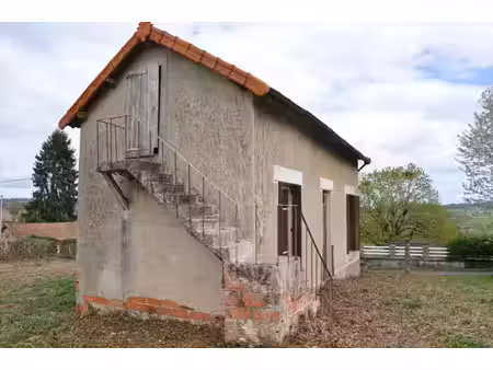 petite maison des années 30  de 39 40 m2 au sol  avec combles aménageables  sur un terrain