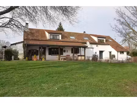 ancienne fermette rénovée avec authenticité  de 136 m2 habitables avec un petit logement..