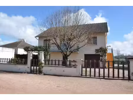 beau pavillon proche centre-ville  avec 3 chambres et 1943 m2 de terrain