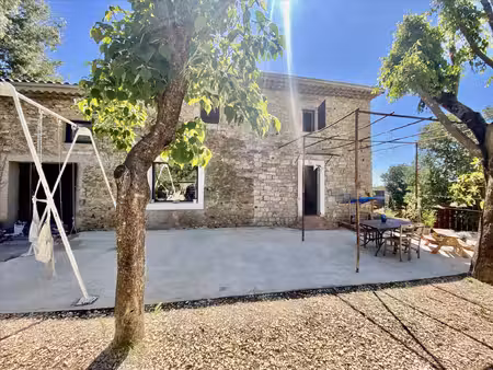 mas en pierres avec dépendance entre uzes nimes et ales