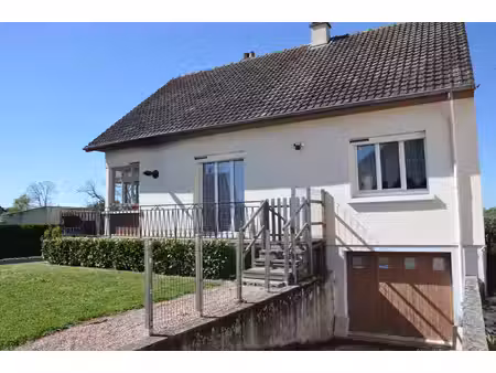 belle maison traditionnelle sur sous-sol  avec combles aménageables et grande dépendance..