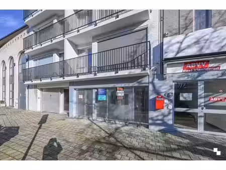 commerciële ruimte van 114 m² met garagebox in centrum iz...