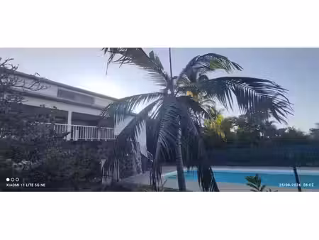 jolie villa f5 non meublée avec piscine et vue océan en fond d'impasse