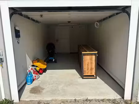 box de garage fermé à louer.