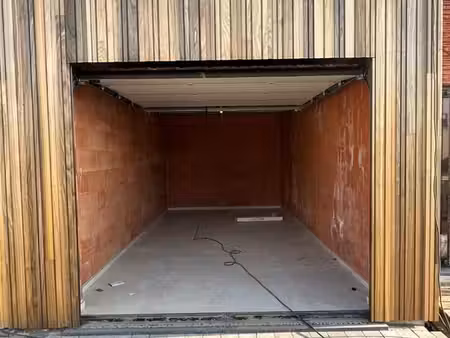 garage de +/- 17m²  sis au centre du village d'havinnes