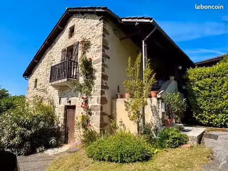 jolie maison en pierres  proche de figeac (lot) dans un petit hameau calme