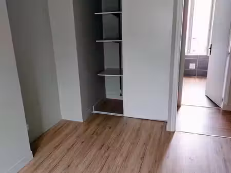 t3 76 m² rénové – maison de ville – centre de fontenay-le-comte – cave 35 m²