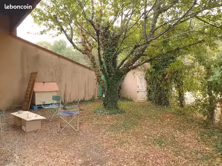loue t1 avec jardin et dépendance dans villa d'architecte en peine nature